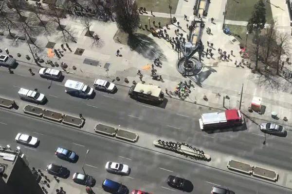 监控实拍：俄罗斯沃罗涅日一公交车发生爆炸 乘客四散奔逃